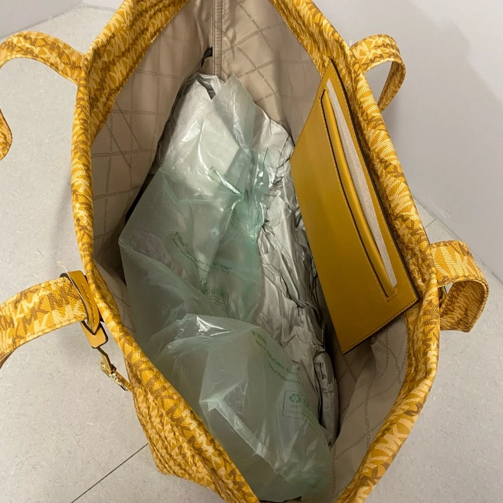 NEW AUTHENTIC Michael Kors extra large tote/overnight bag